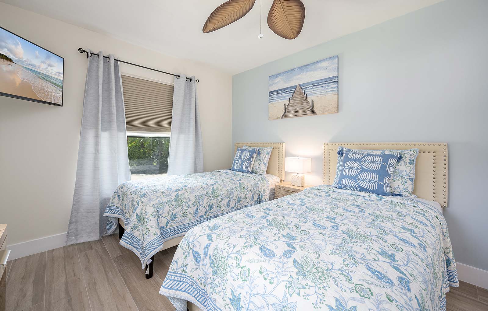 Außenbereich am Kanal mit privatem Pool, Terrasse und Bootsdock.