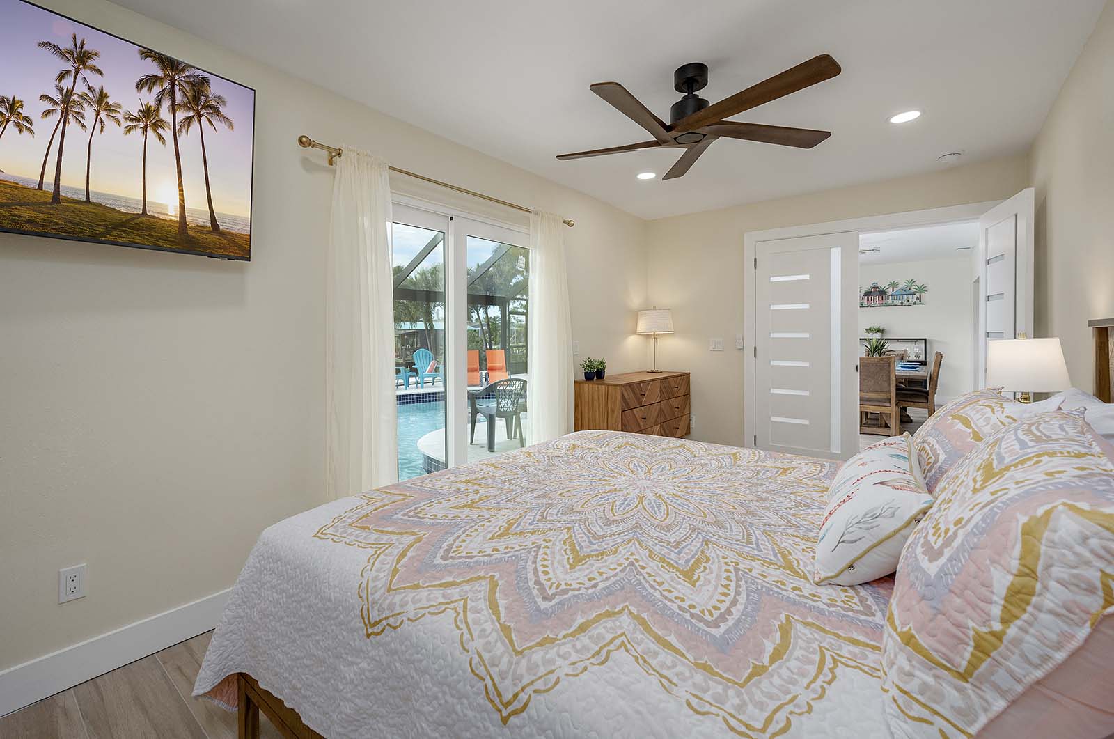 Blick auf den Kanal mit privatem Dock und Bootslift bei Sonnenuntergang.