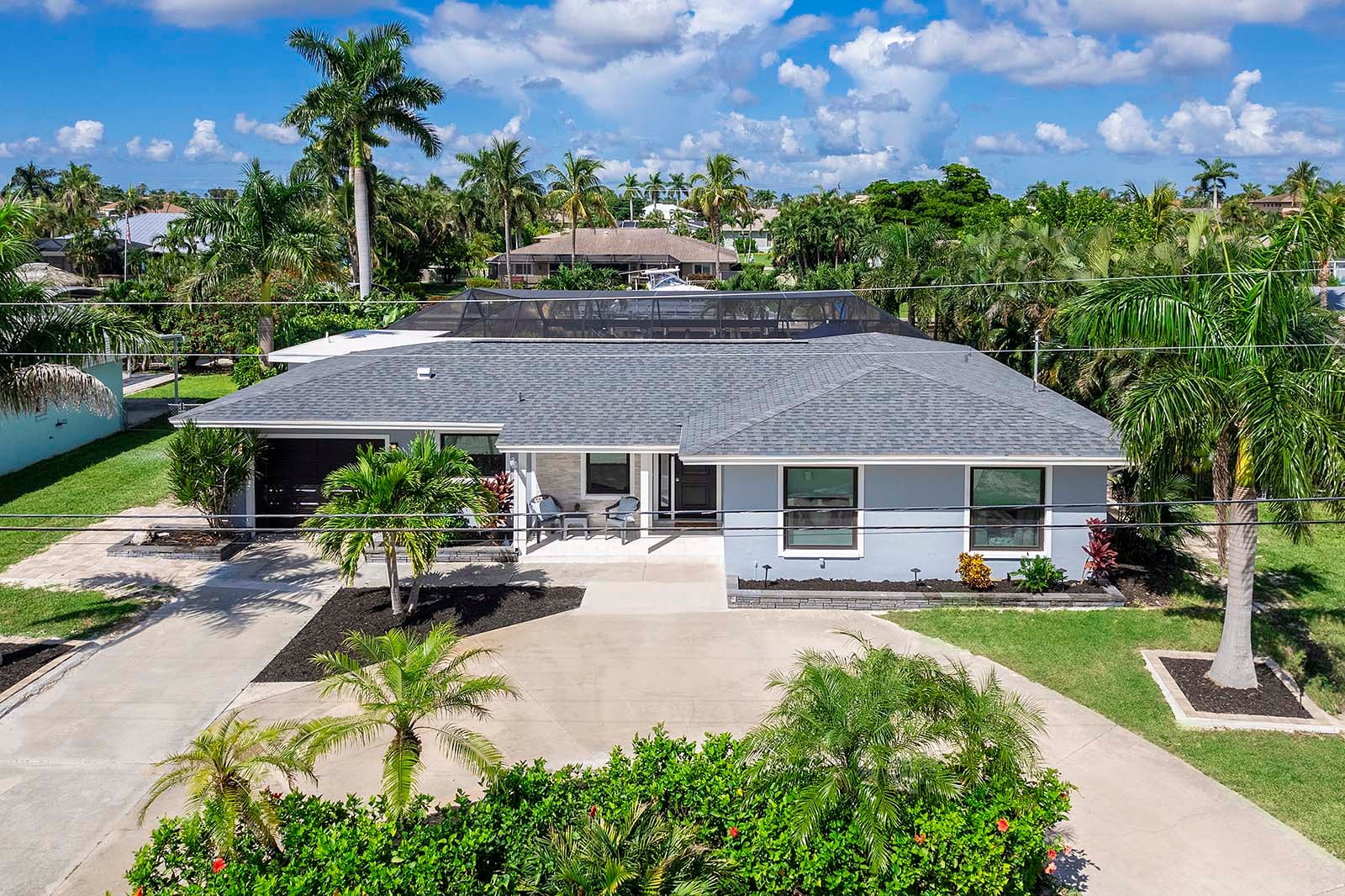 Außenbereich am Kanal mit privatem Pool und Bootsdock.