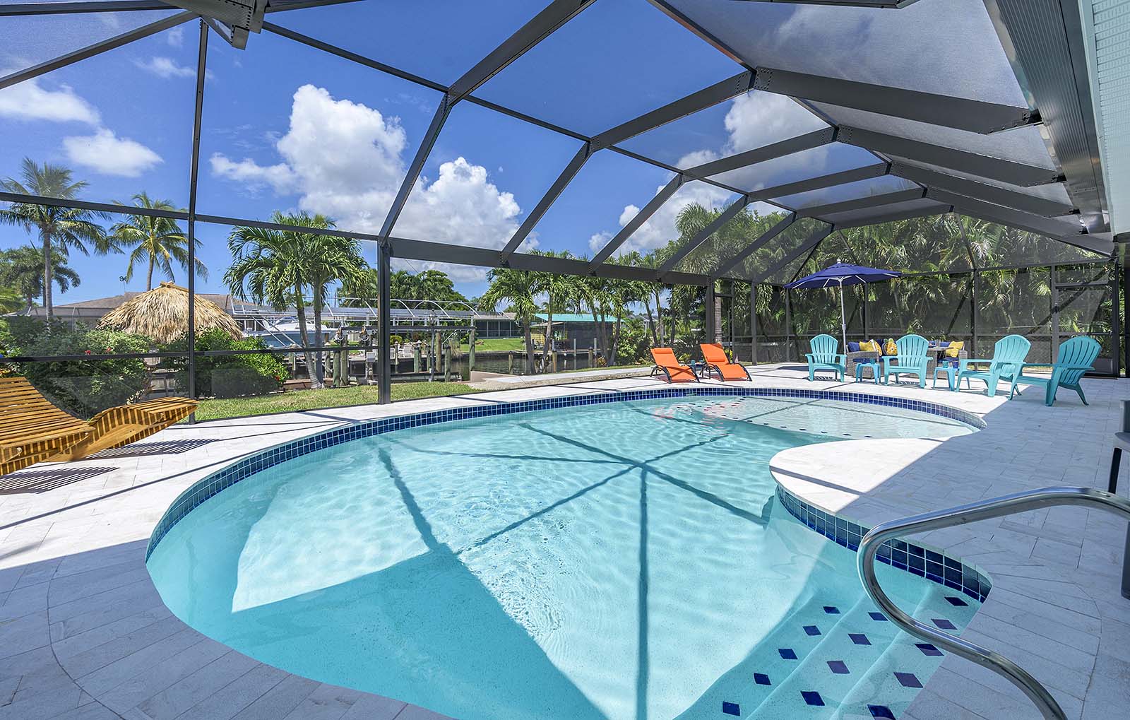 Privater Pool am Kanal mit Dock und Bootslift bei Sonnenuntergang.