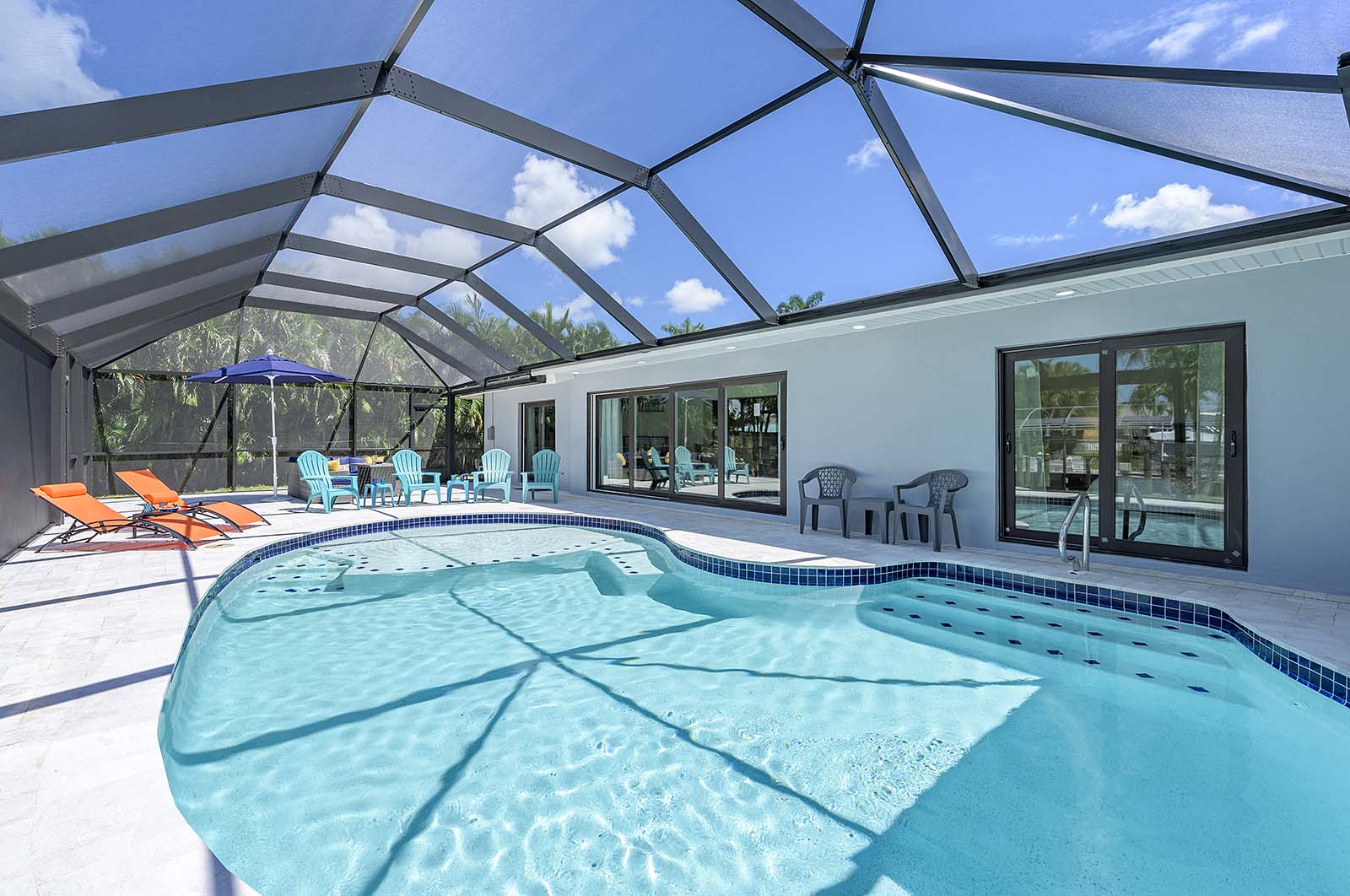 Außenbereich am Kanal mit privatem Pool und Bootsdock.