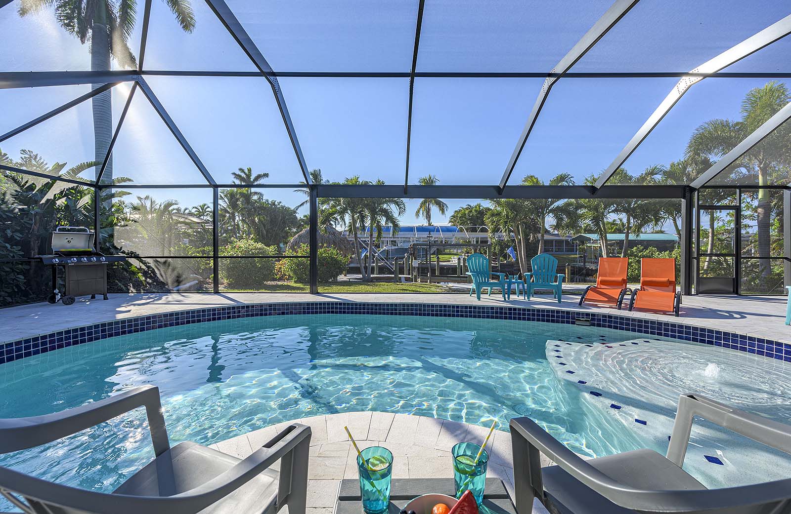 Außenbereich am Kanal mit privatem Pool und Bootsdock.