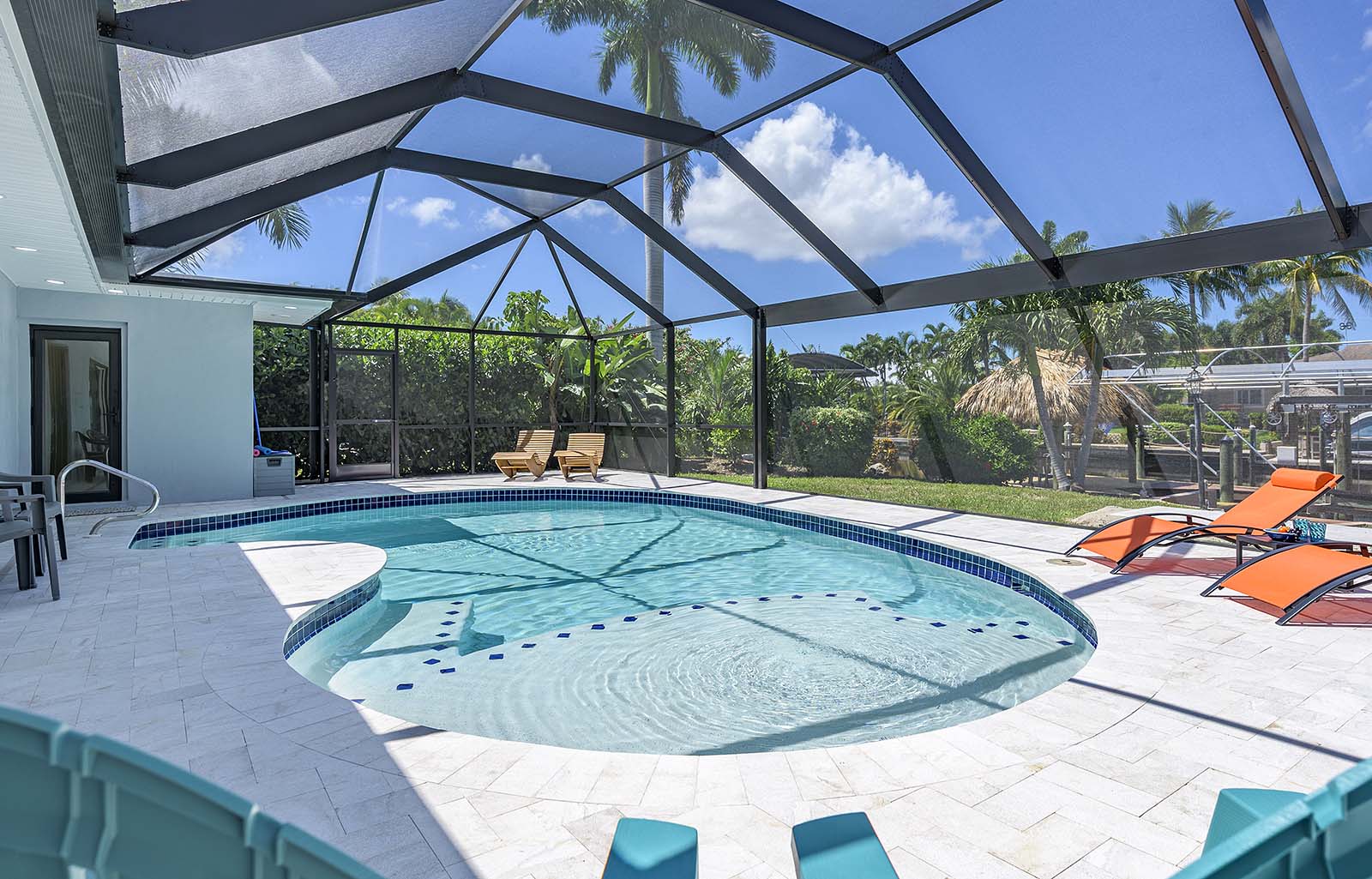 Außenbereich am Kanal mit privatem Pool und Bootsdock.