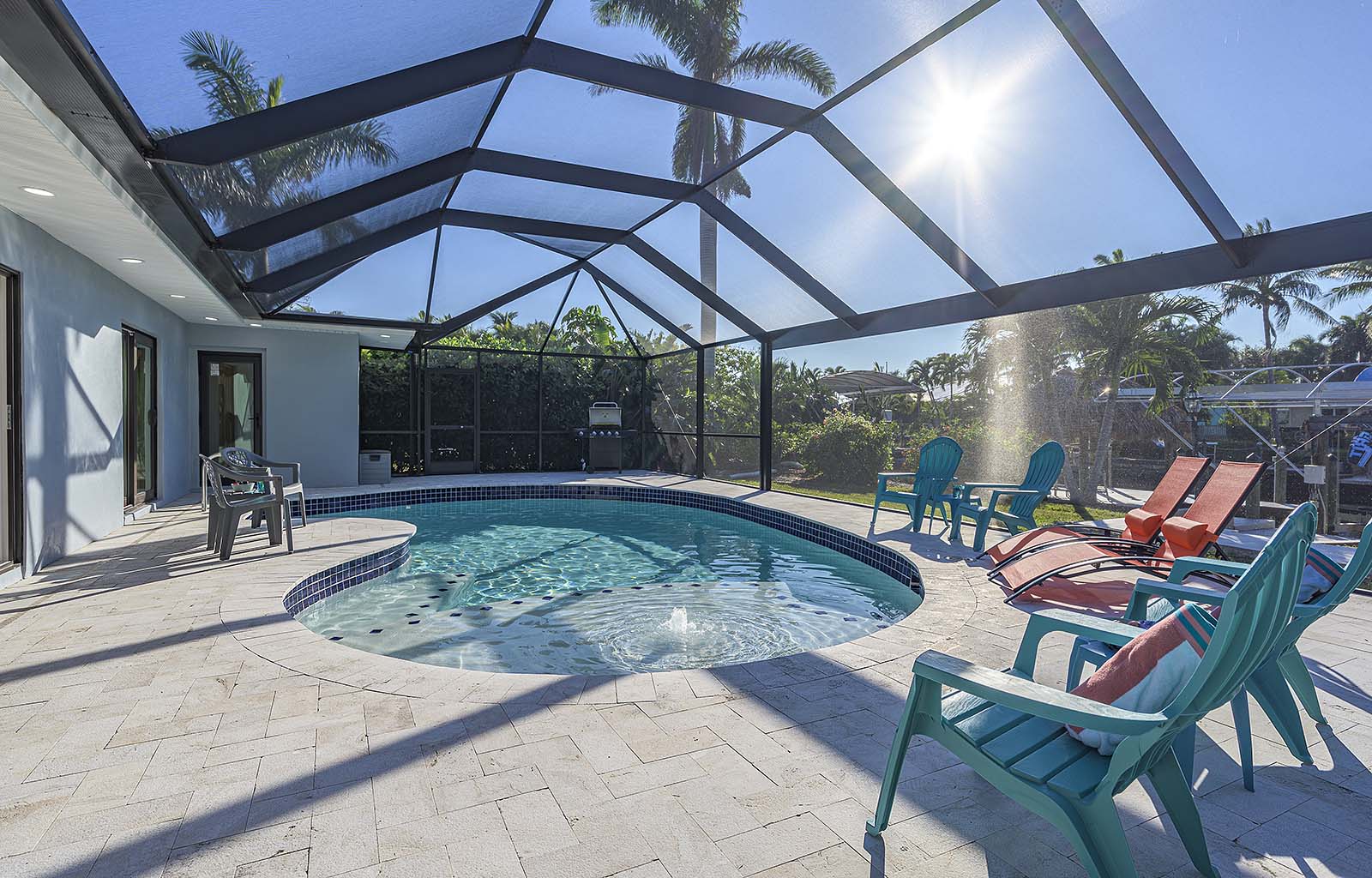 Außenbereich am Kanal mit privatem Pool, Sonnenterrasse und Bootsdock.