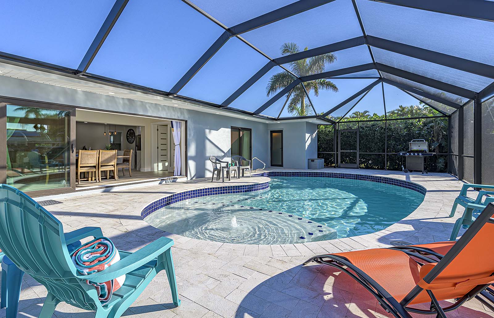 Außenbereich am Kanal mit privatem Pool, Dock und Bootslift.