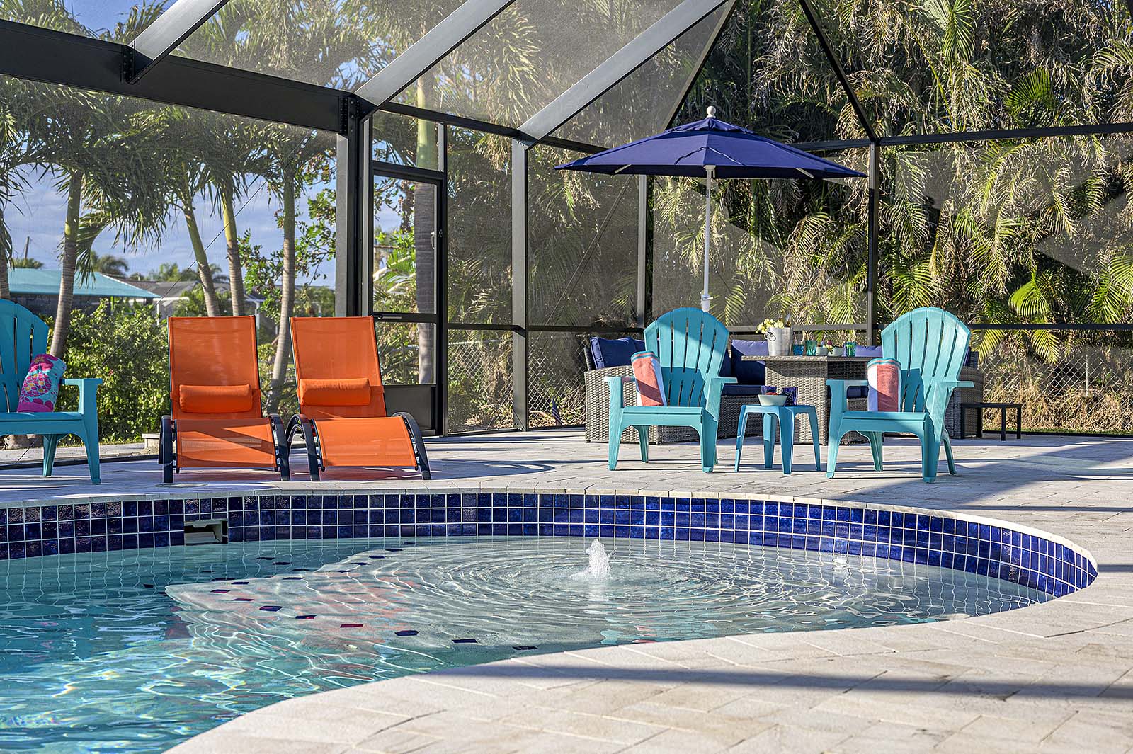 Außenbereich am Kanal mit privatem Pool und Bootsdock.