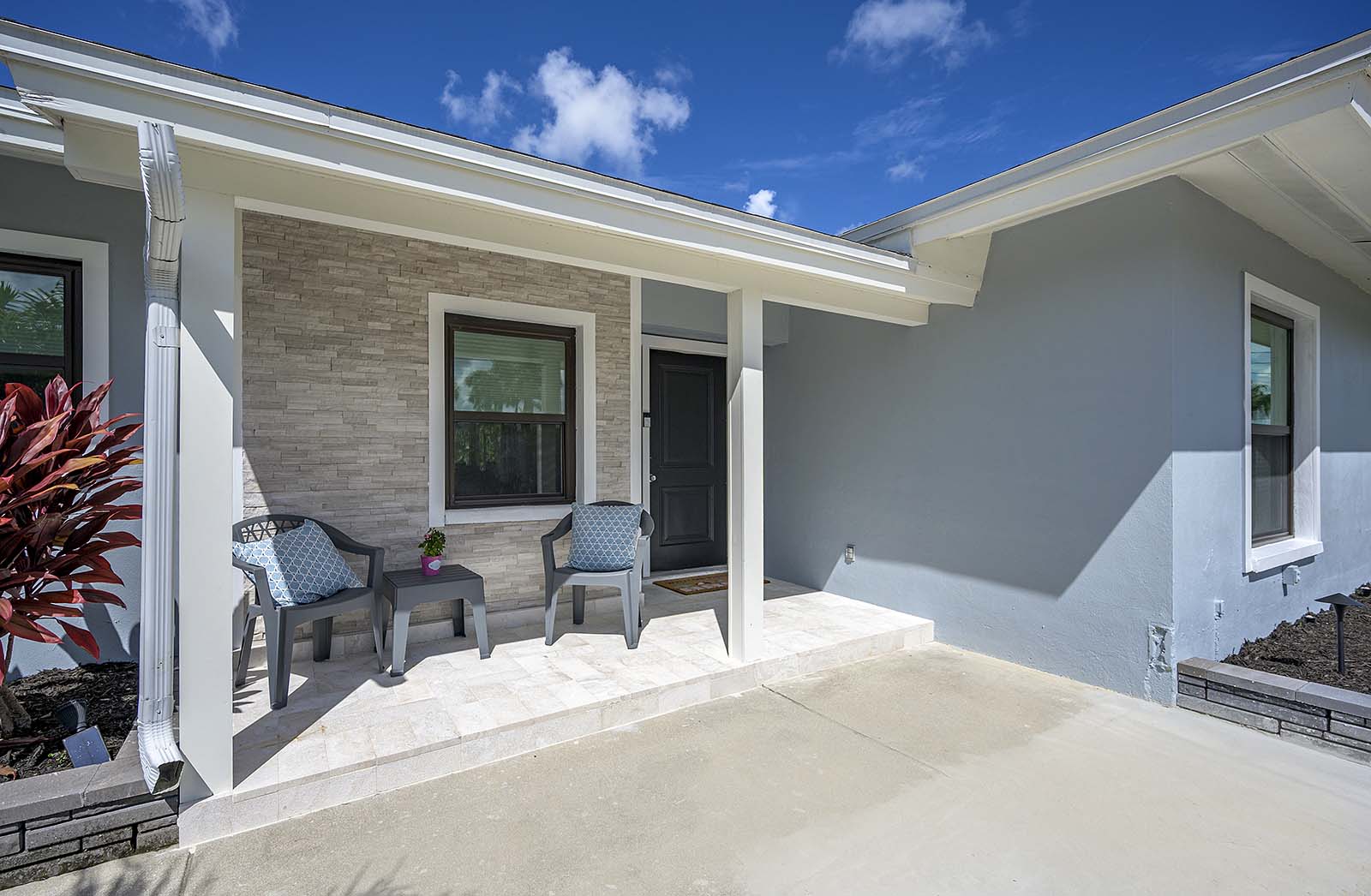 Außenbereich am Kanal mit privatem Pool und Bootsdock.