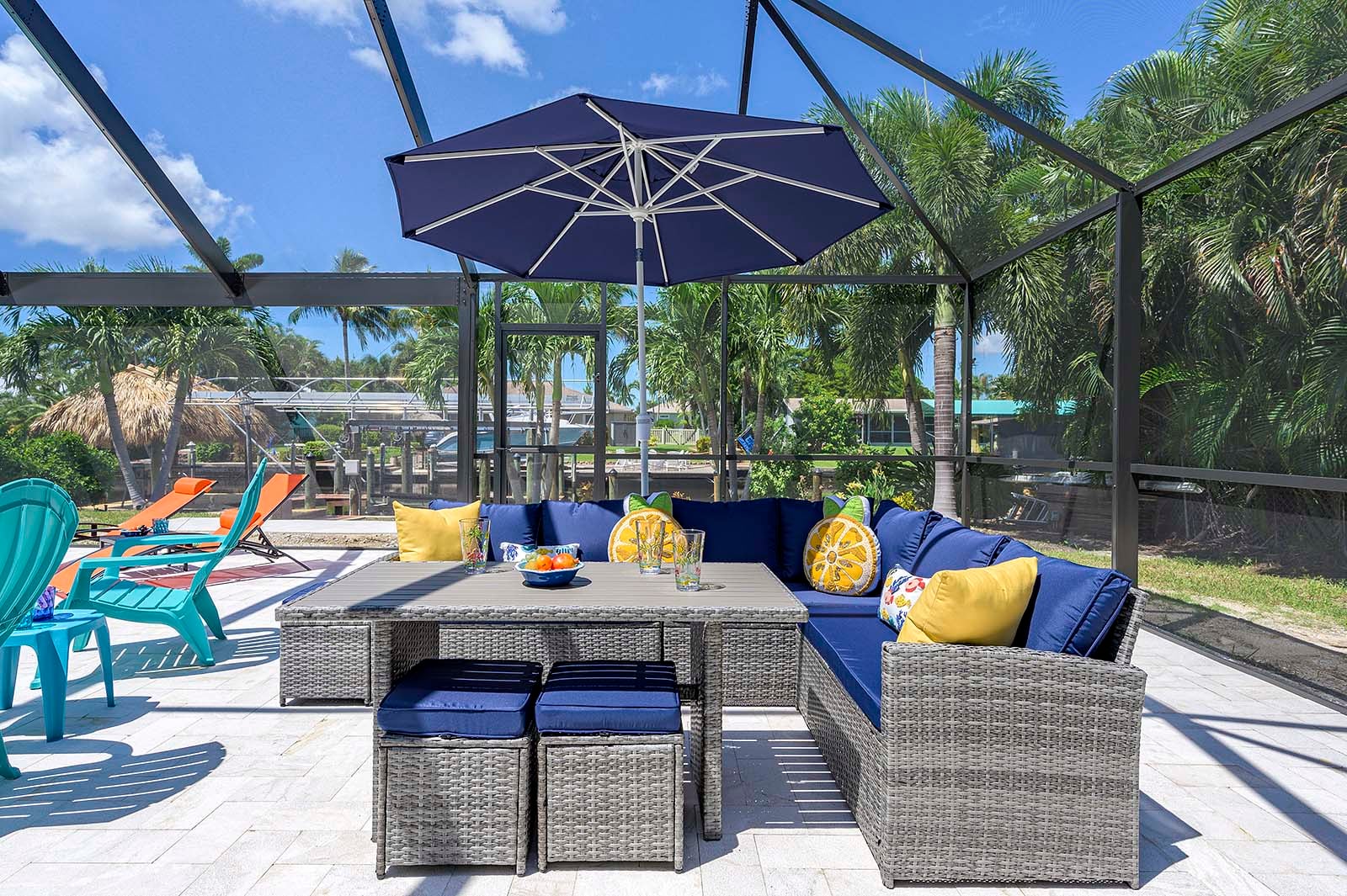 Außenbereich am Kanal mit privatem Pool und Bootsdock.