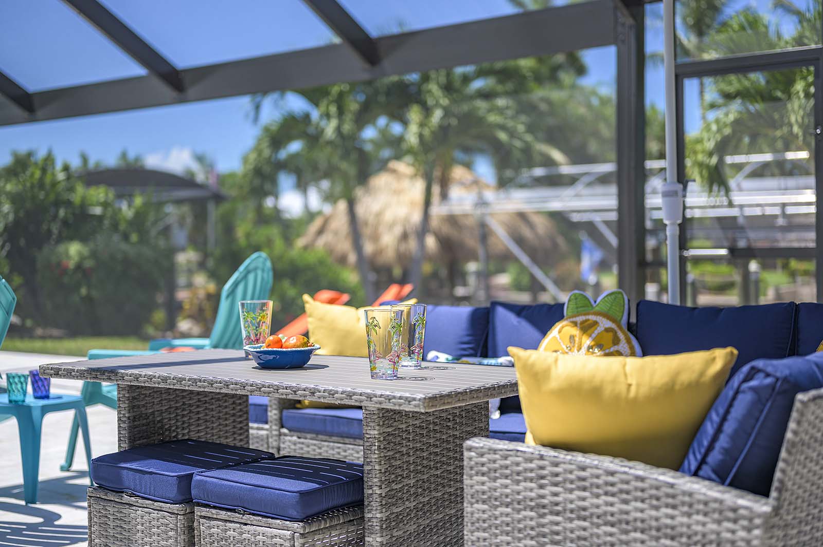 Außenansicht mit privatem Pool am Kanal mit Bootsanleger in SW Cape Coral.