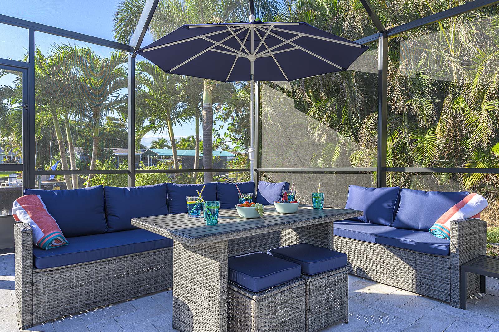 Außenbereich am Kanal mit privatem Pool und Bootsdock.