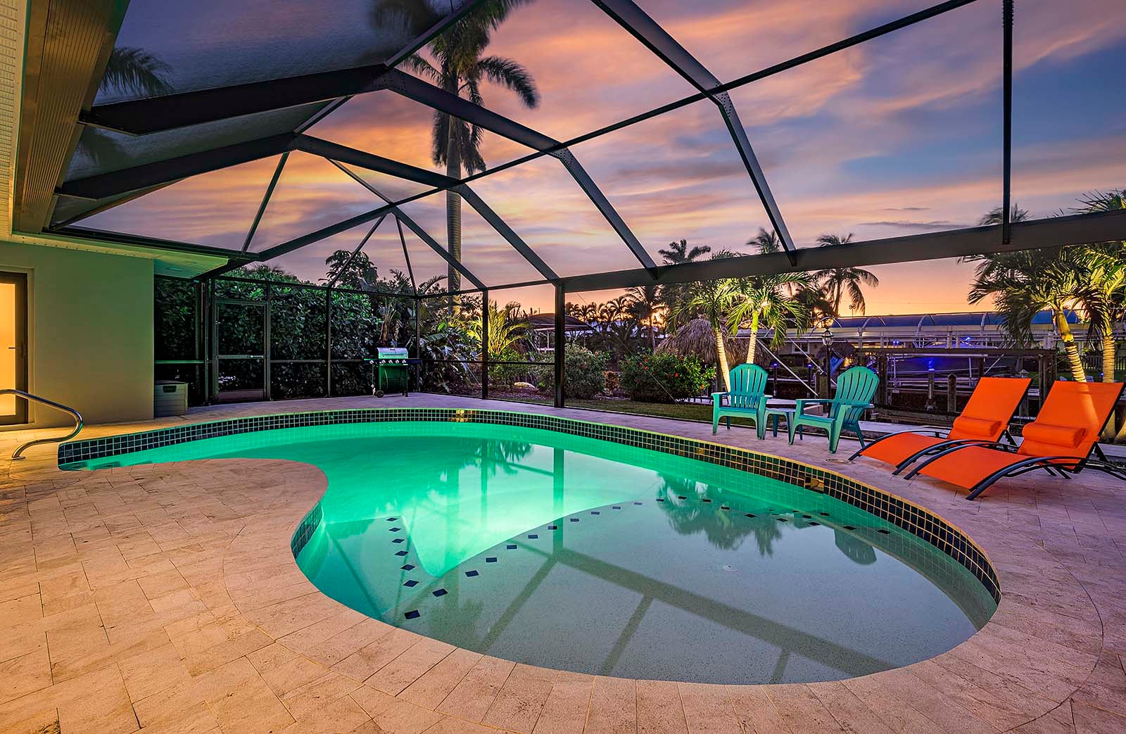 Außenbereich am Kanal mit privatem Pool, Terrasse und Bootsdock.