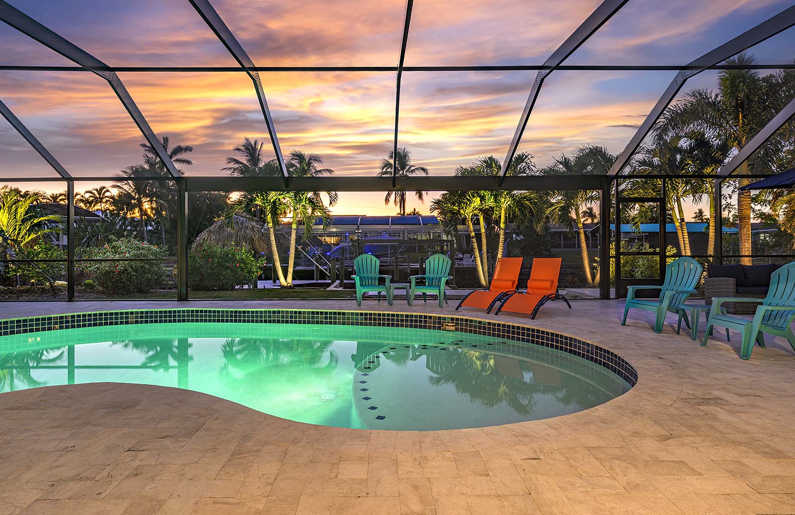 Außenbereich am Kanal mit privatem Pool und Bootsdock.