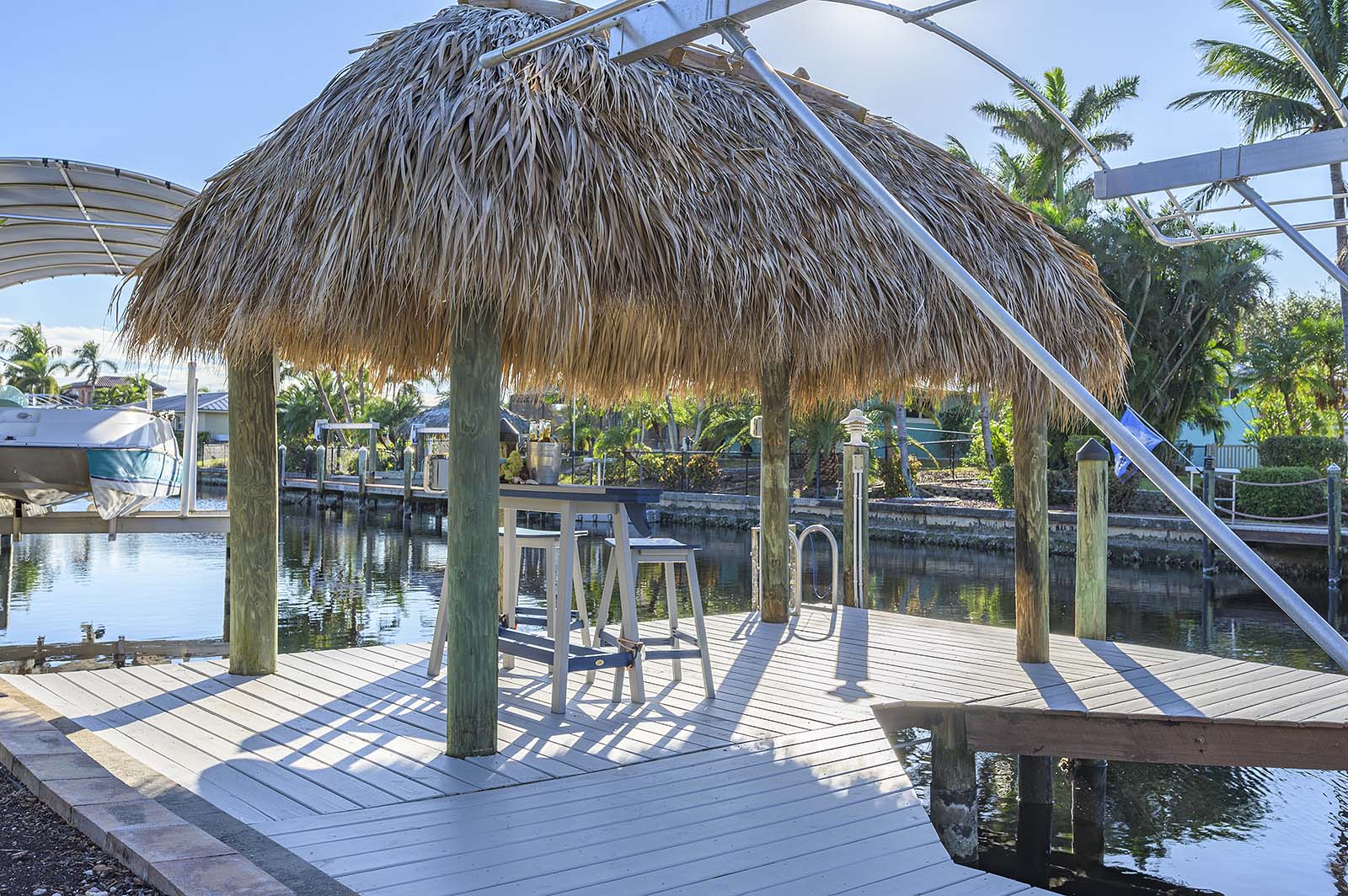 Außenbereich am Kanal mit privatem Pool, Dock und Bootslift.