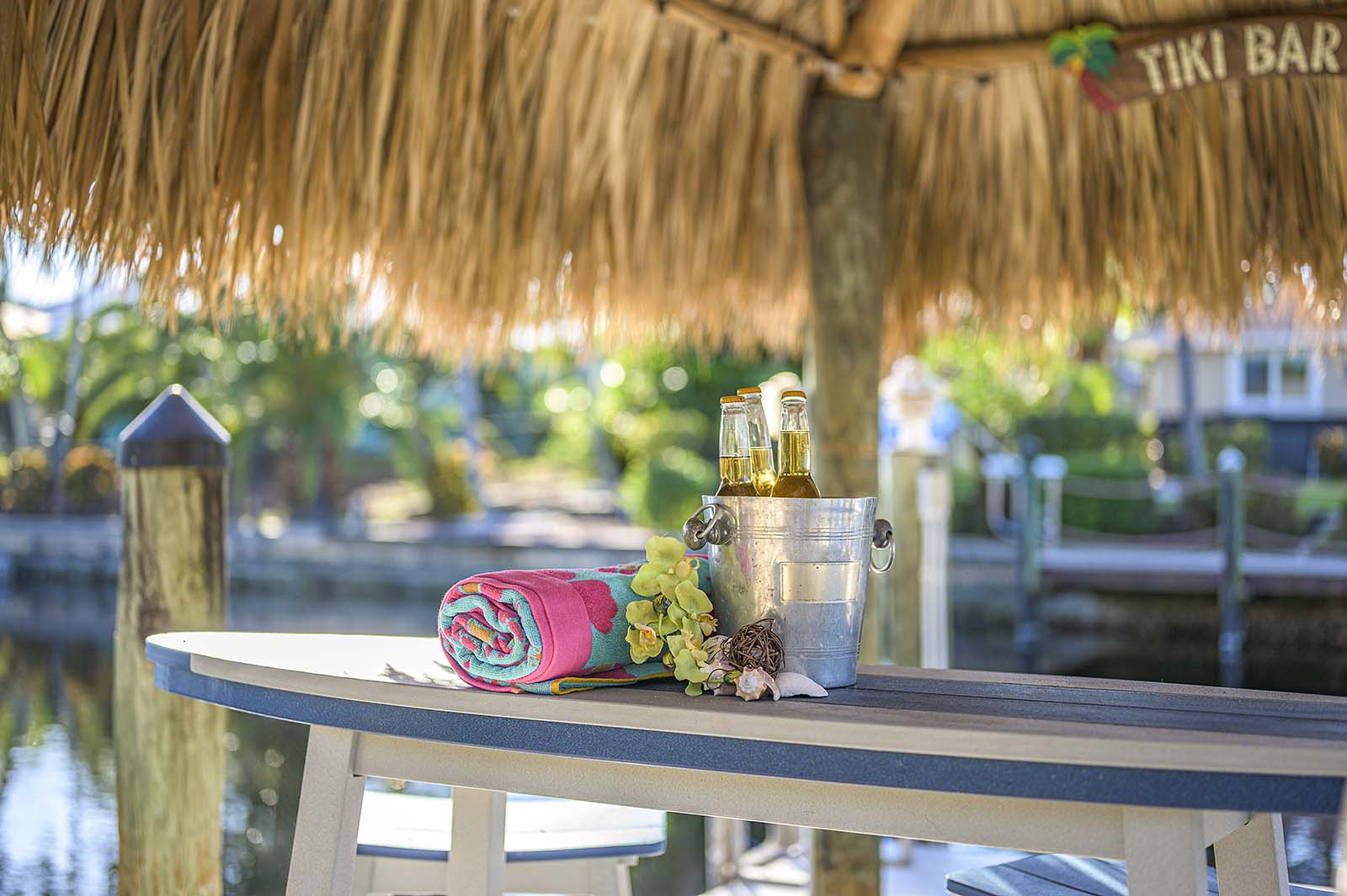 Außenbereich am Kanal mit privatem Pool, Dock und Bootslift in SW Cape Coral.