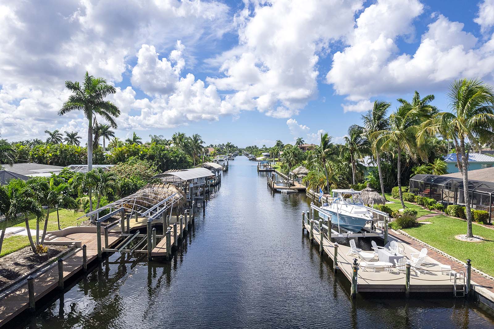 Außenbereich am Kanal mit privatem Pool und Bootsdock.