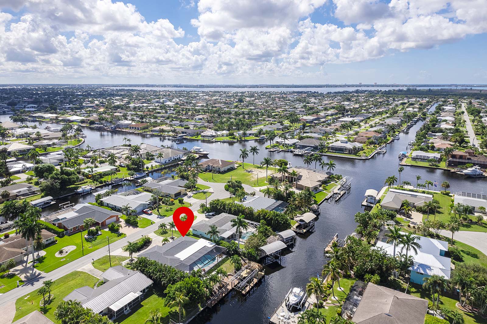 Ferienhaus am Kanal in SW Cape Coral mit privatem Pool, Dock und Bootslift.
