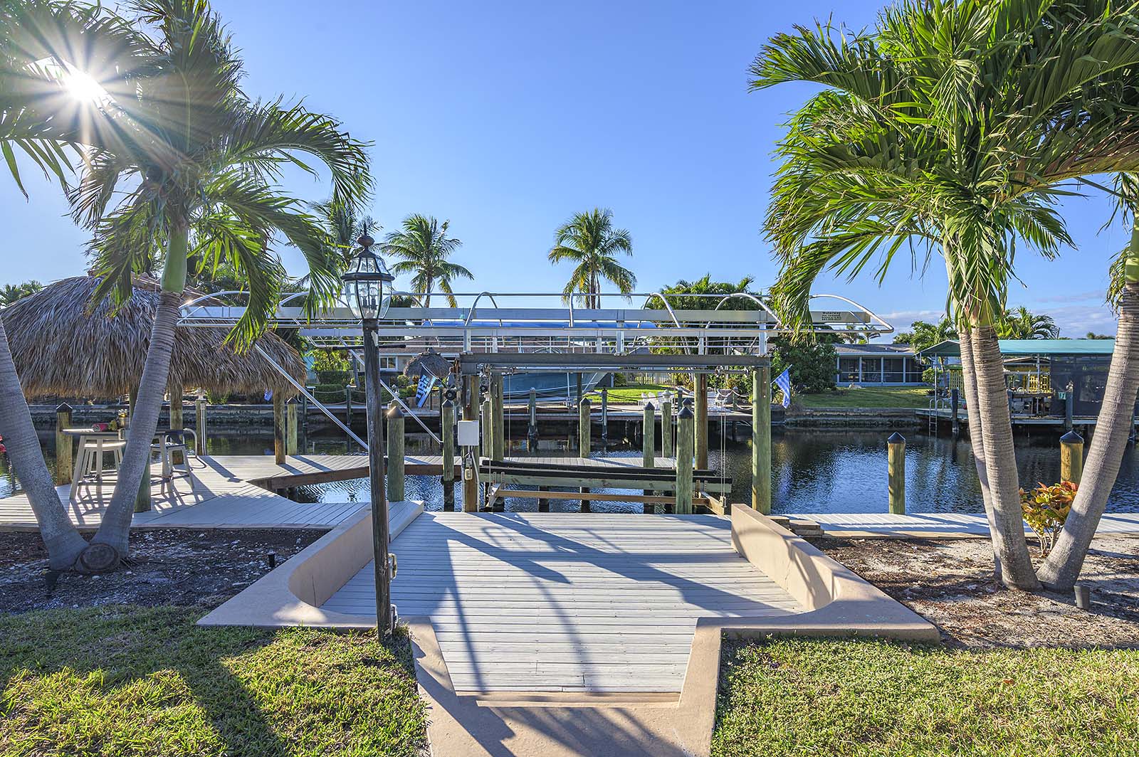 Kanalblick vom Außenbereich mit privatem Pool und Bootsdock.