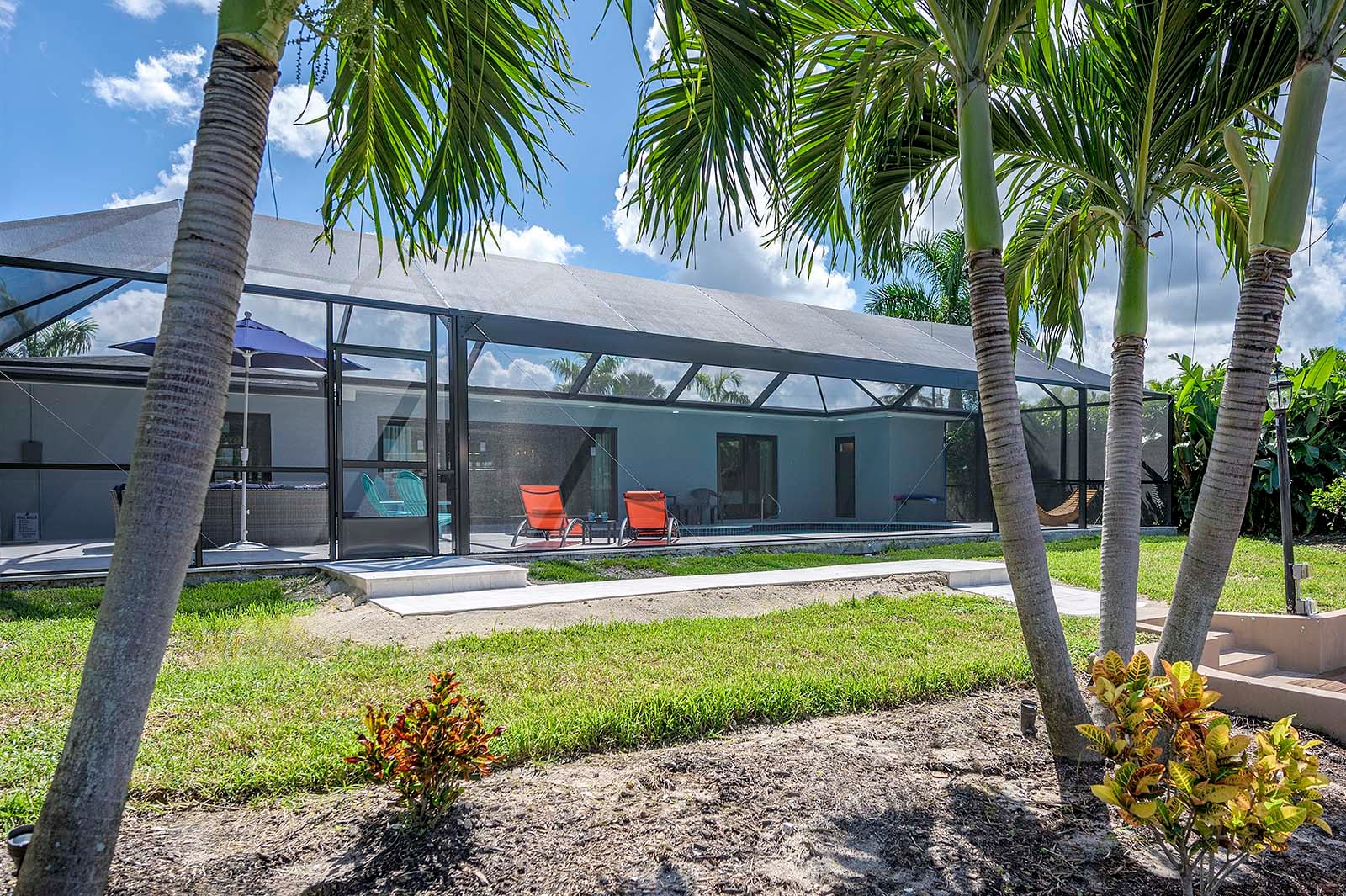 Außenbereich am Kanal mit privatem Pool, Dock und Bootslift bei Sonnenuntergang.