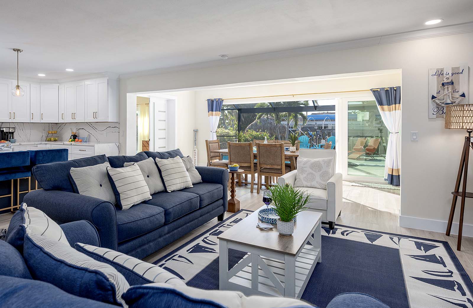 Privater Poolbereich am Kanal mit Terrasse und Sitzgelegenheiten.