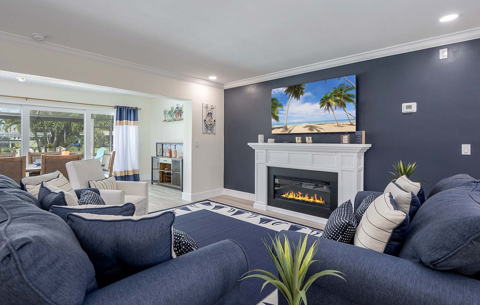 Außenbereich am Kanal mit privatem Pool und Bootsdock.