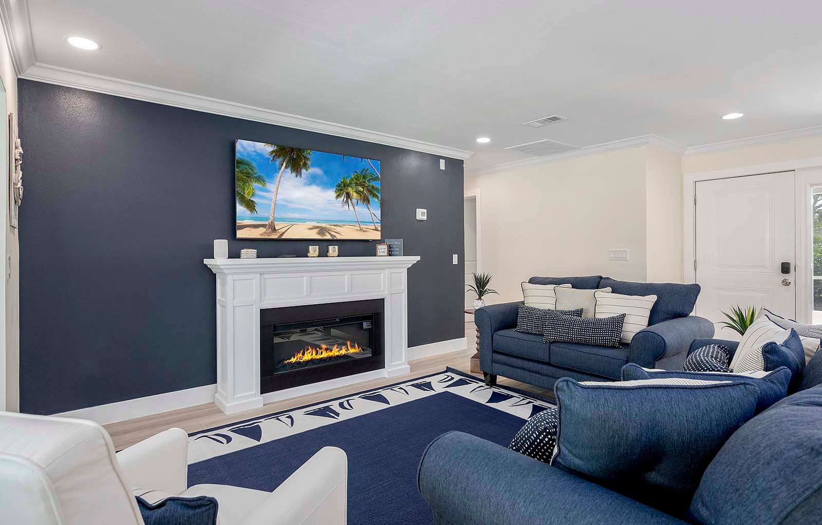 Privater Poolbereich am Kanal mit Terrasse und Sonnenliegen.