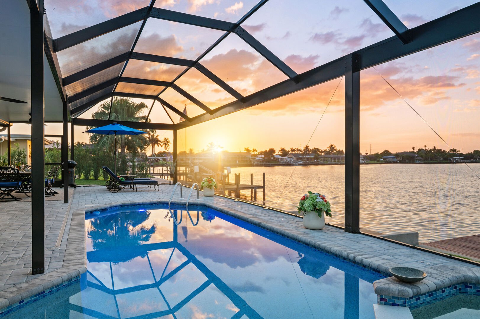 Ferienhaus am Kanal mit Westausrichtung, Pool und Bootsdock.