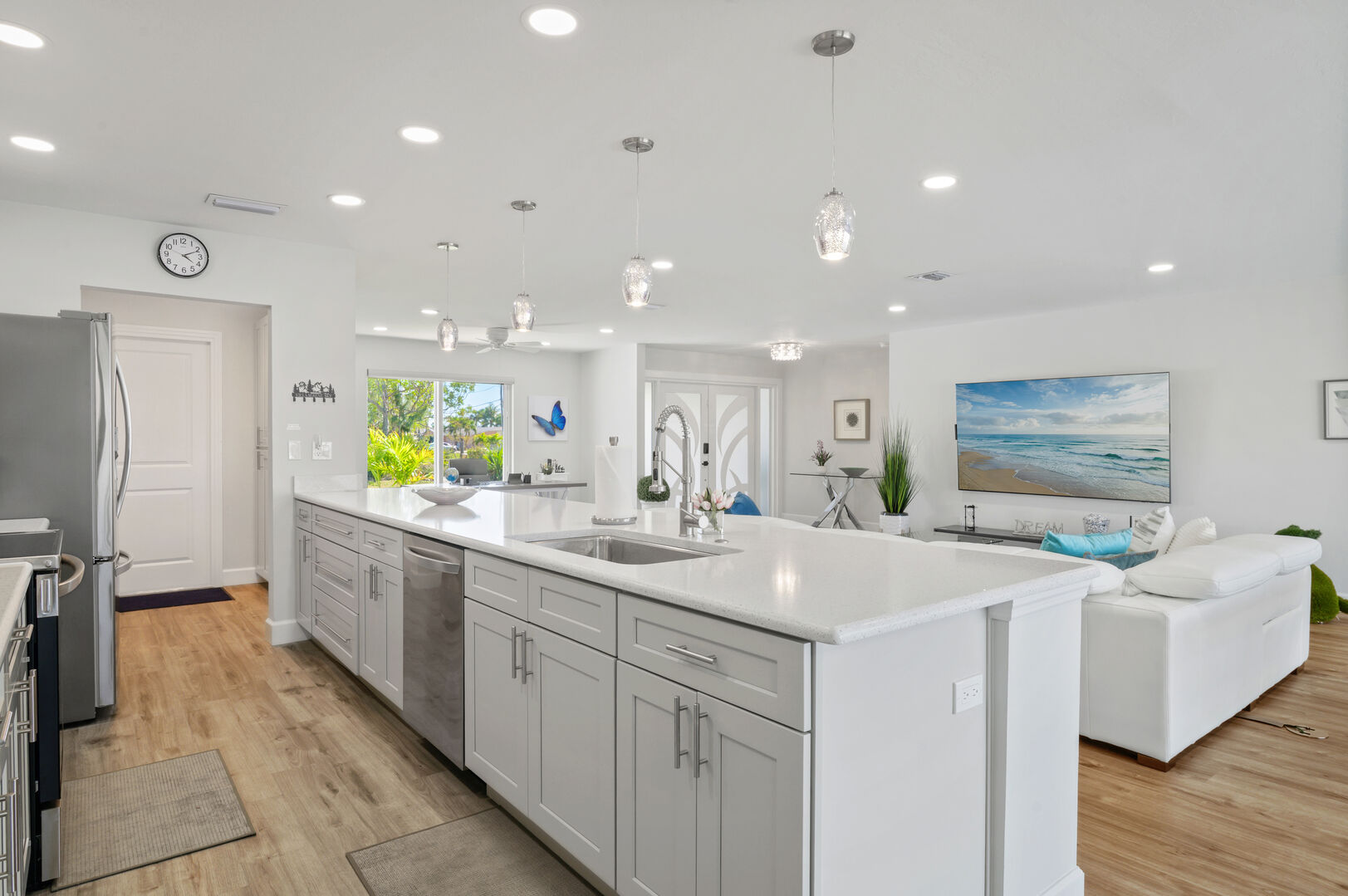 Beheizter Pool mit Spa auf der Lanai, Blick auf den Kanal.