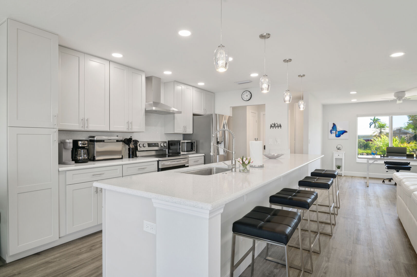 Beheizter Pool mit Spa auf der Lanai mit Blick auf den Kanal.