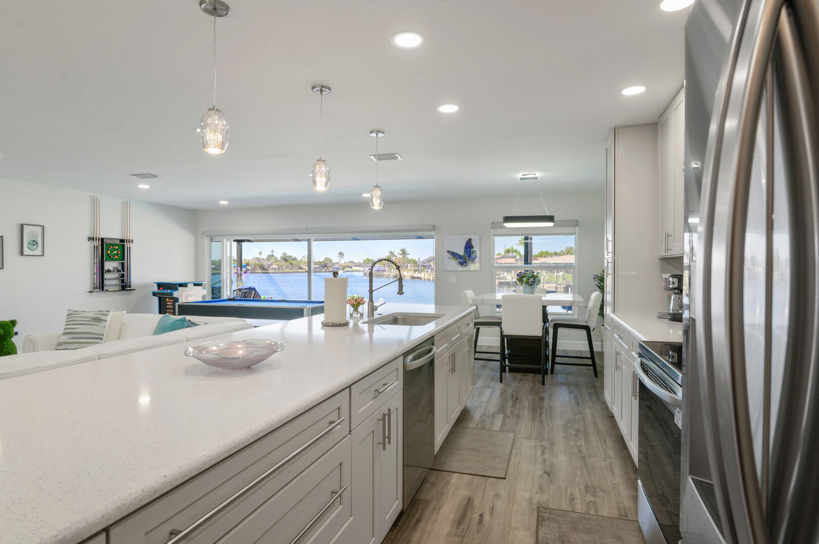 Sonnenuntergang am Kanal mit Bootsdock und Bootslift.