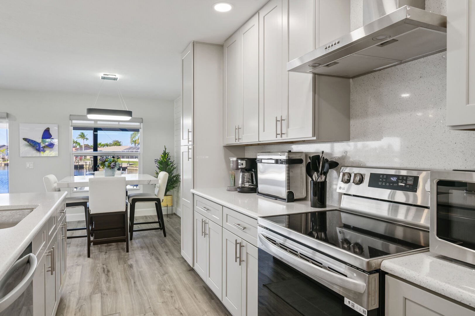 Beheizter Pool und Spa auf der Lanai mit Blick auf den Kanal.