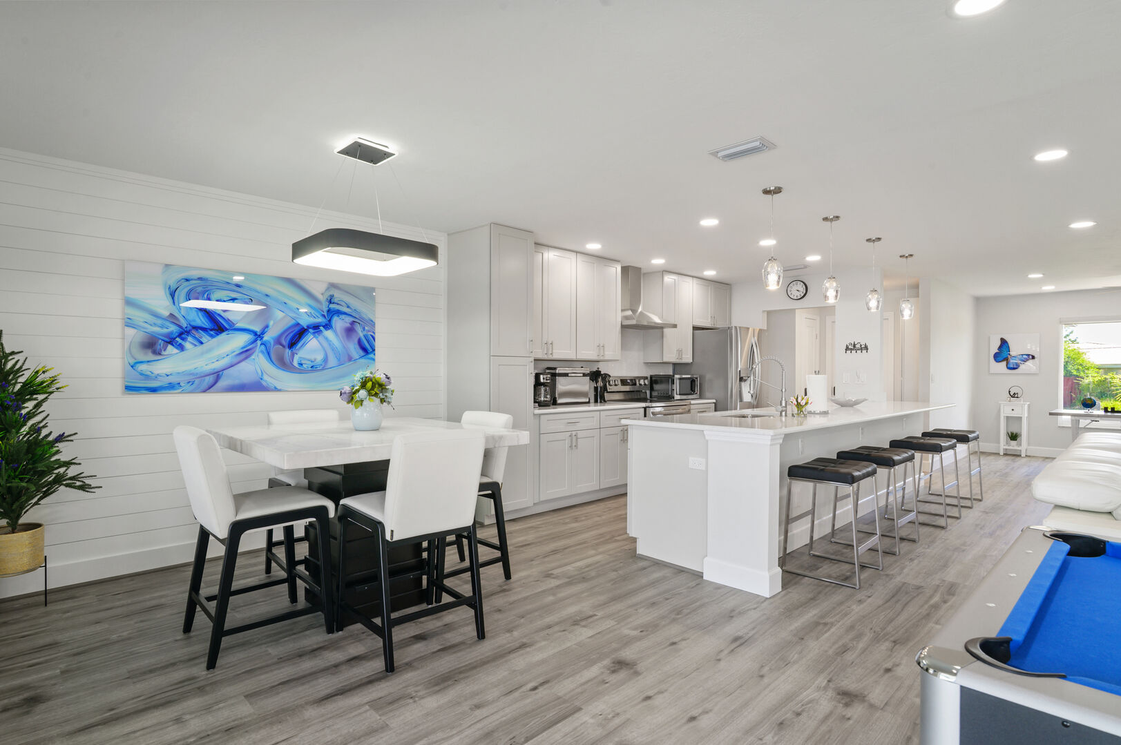 Blick auf den Kanal mit Bootsdock und Bootslift.