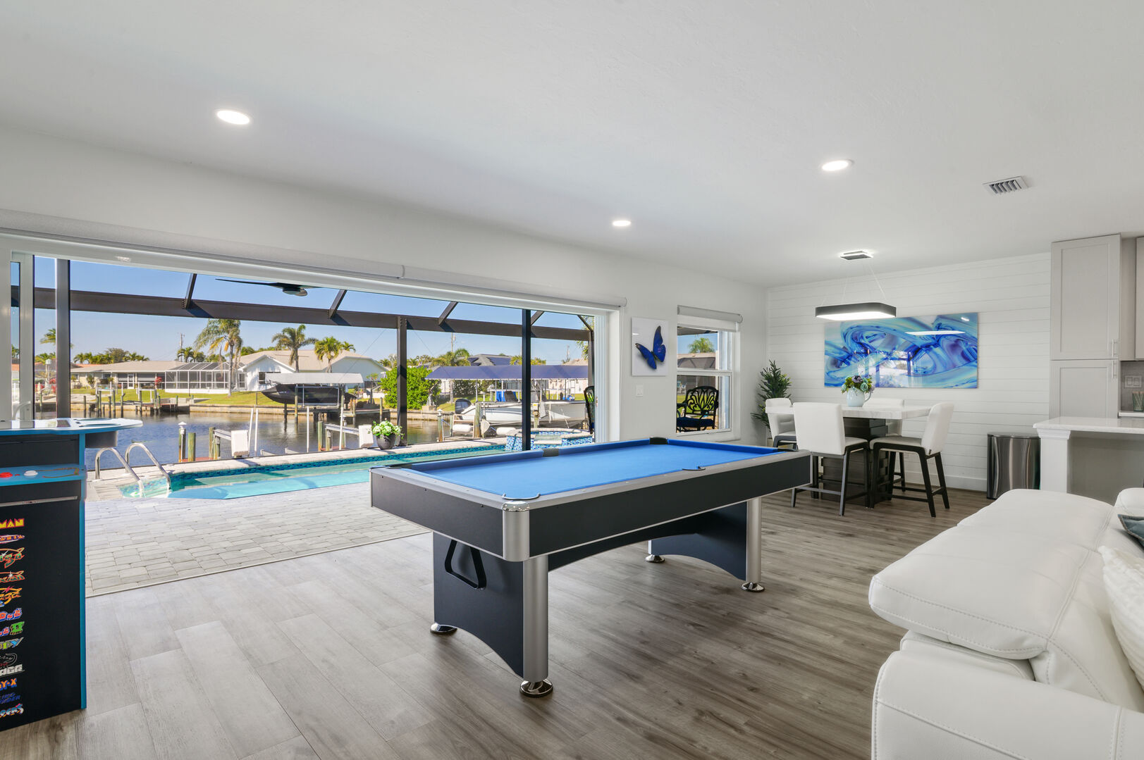 Beheizter Pool mit Spa auf der Lanai mit Blick auf den Kanal.