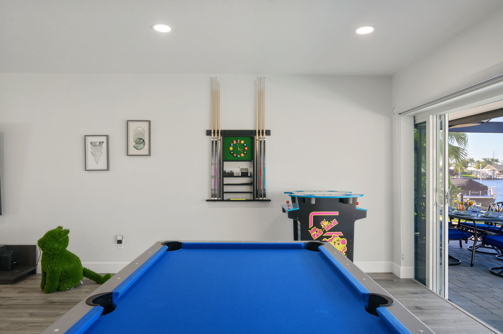 Blick auf den Kanal mit Bootsdock und Bootslift bei Sonnenuntergang.