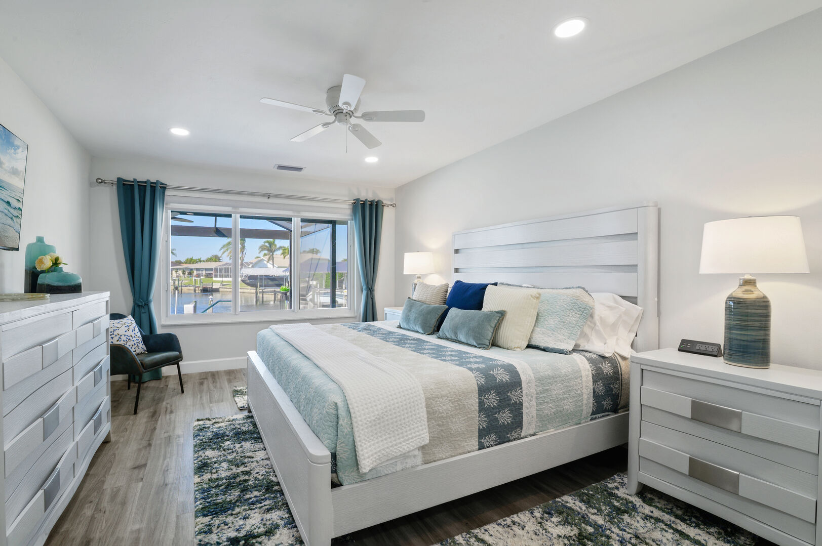 Beheizter Pool und Spa auf der Lanai mit Blick auf den Kanal.