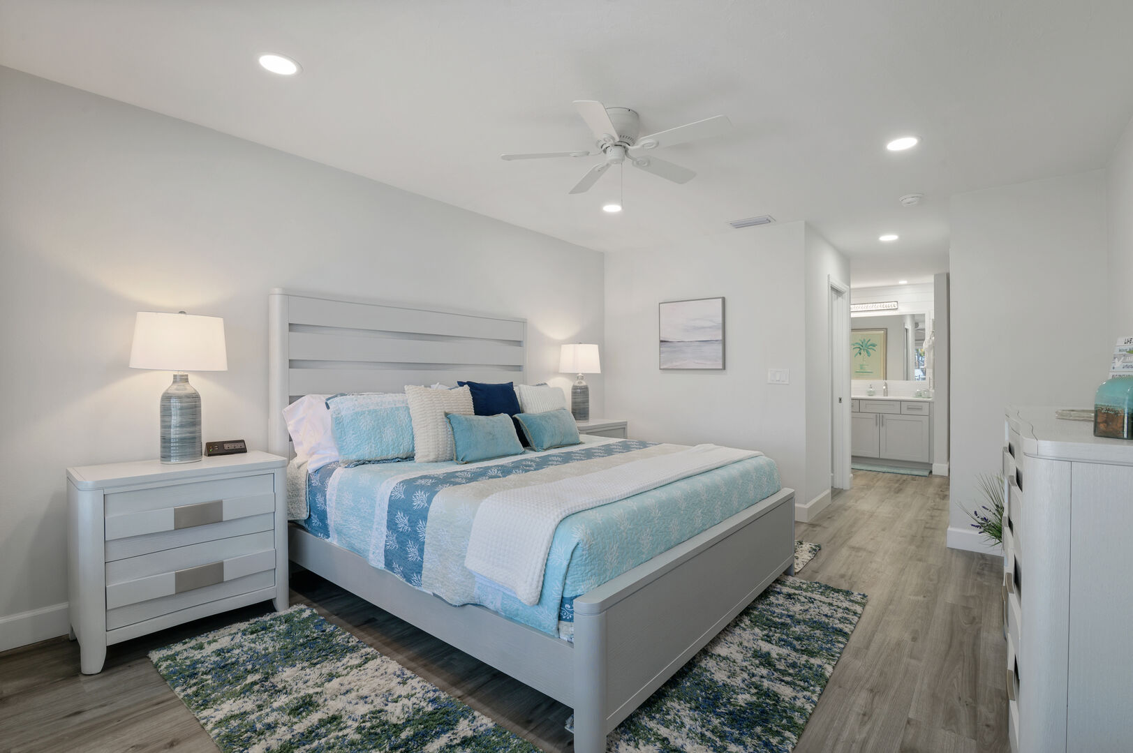 Sonnenuntergang am Kanal mit Bootsdock und Bootslift.