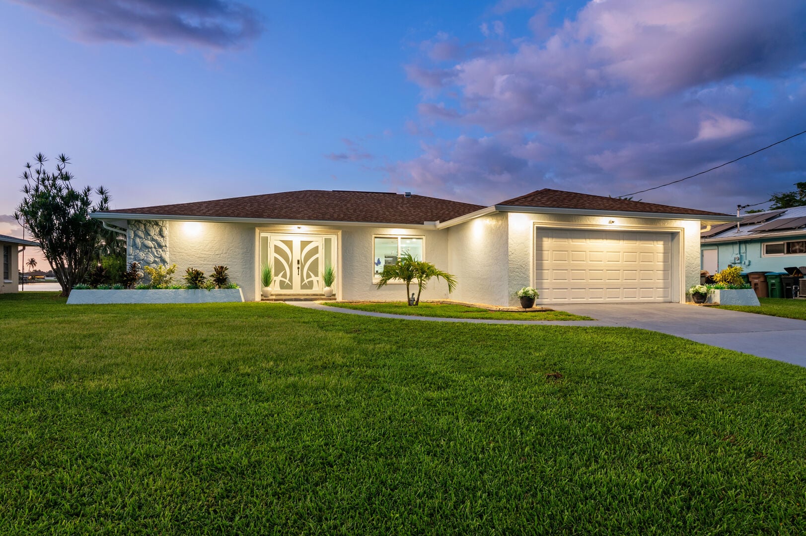 Beheizter Pool mit Spa auf der Lanai am Kanal.