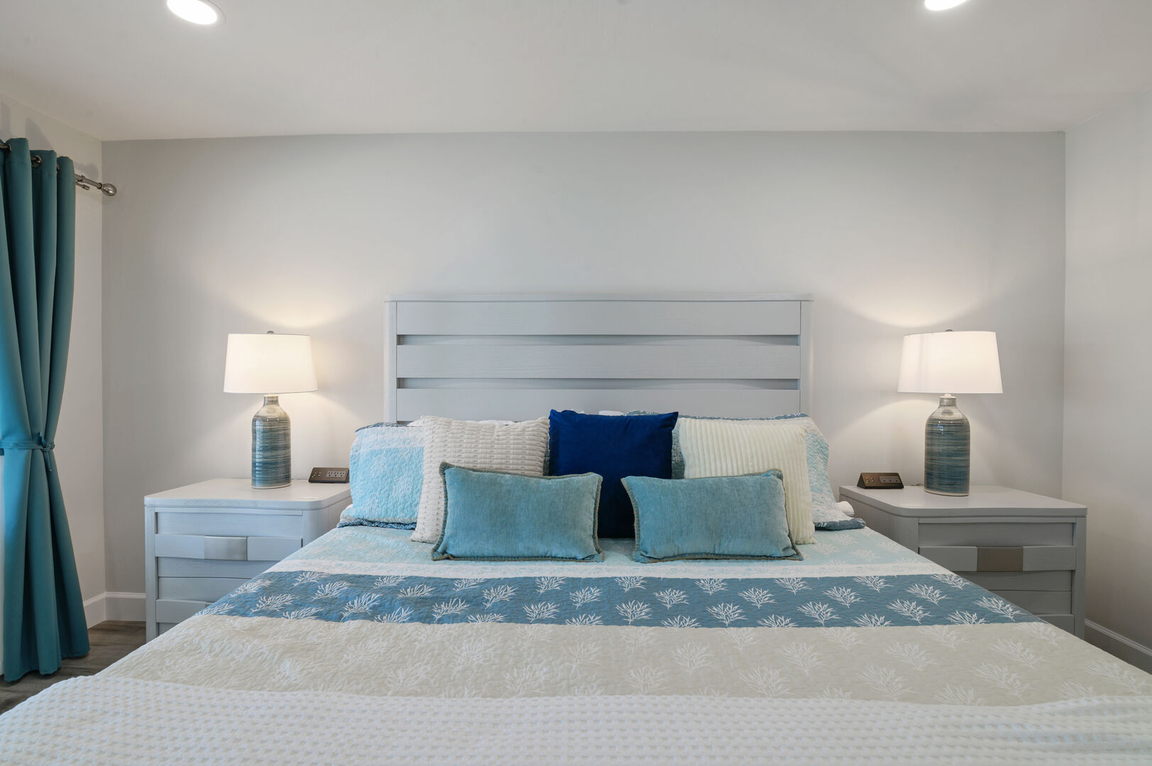 Beheizter Pool und Spa auf der Lanai mit Blick auf den Kanal.