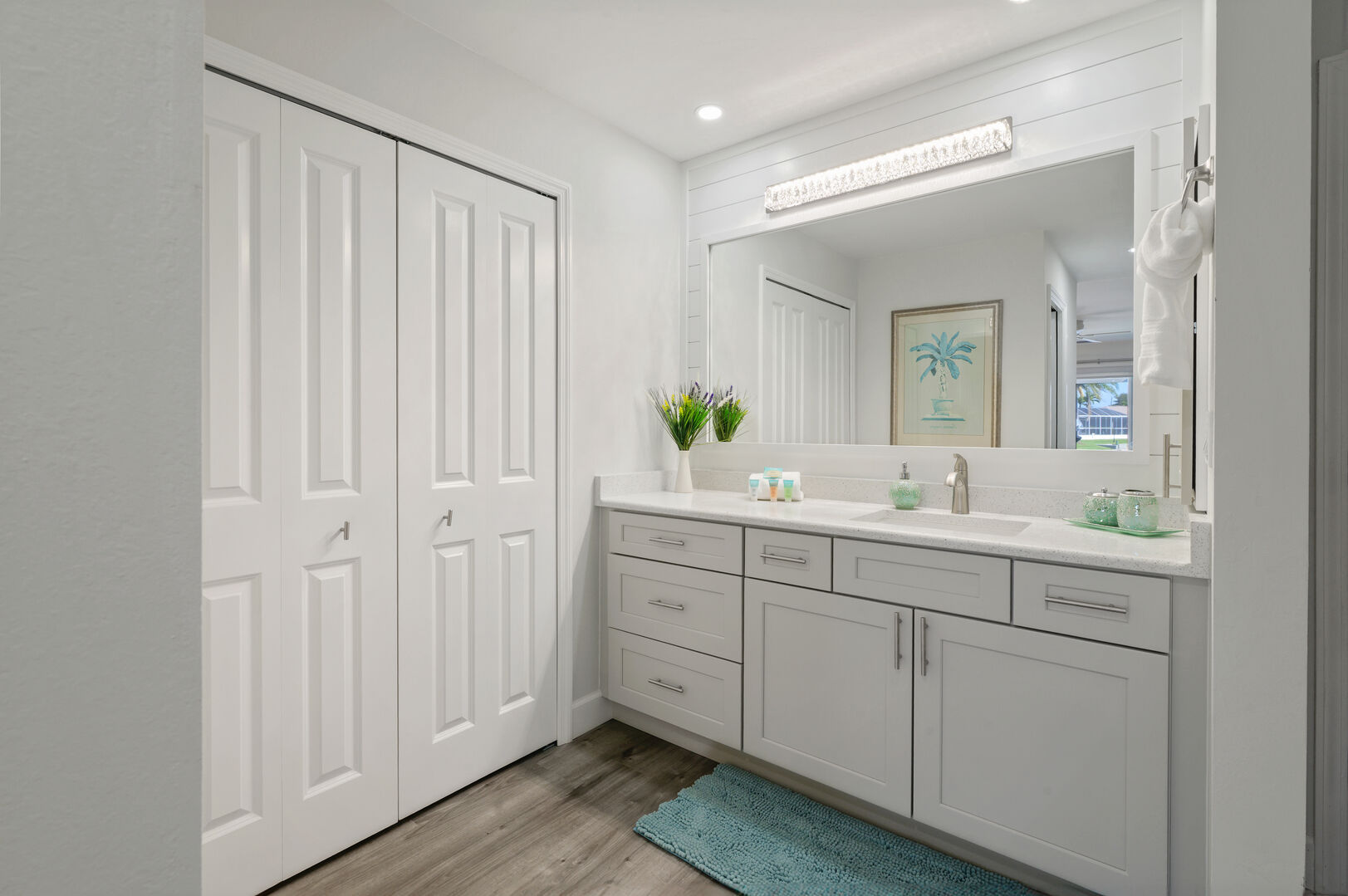 Beheizter Pool und Spa auf der Lanai mit Blick auf den Kanal.