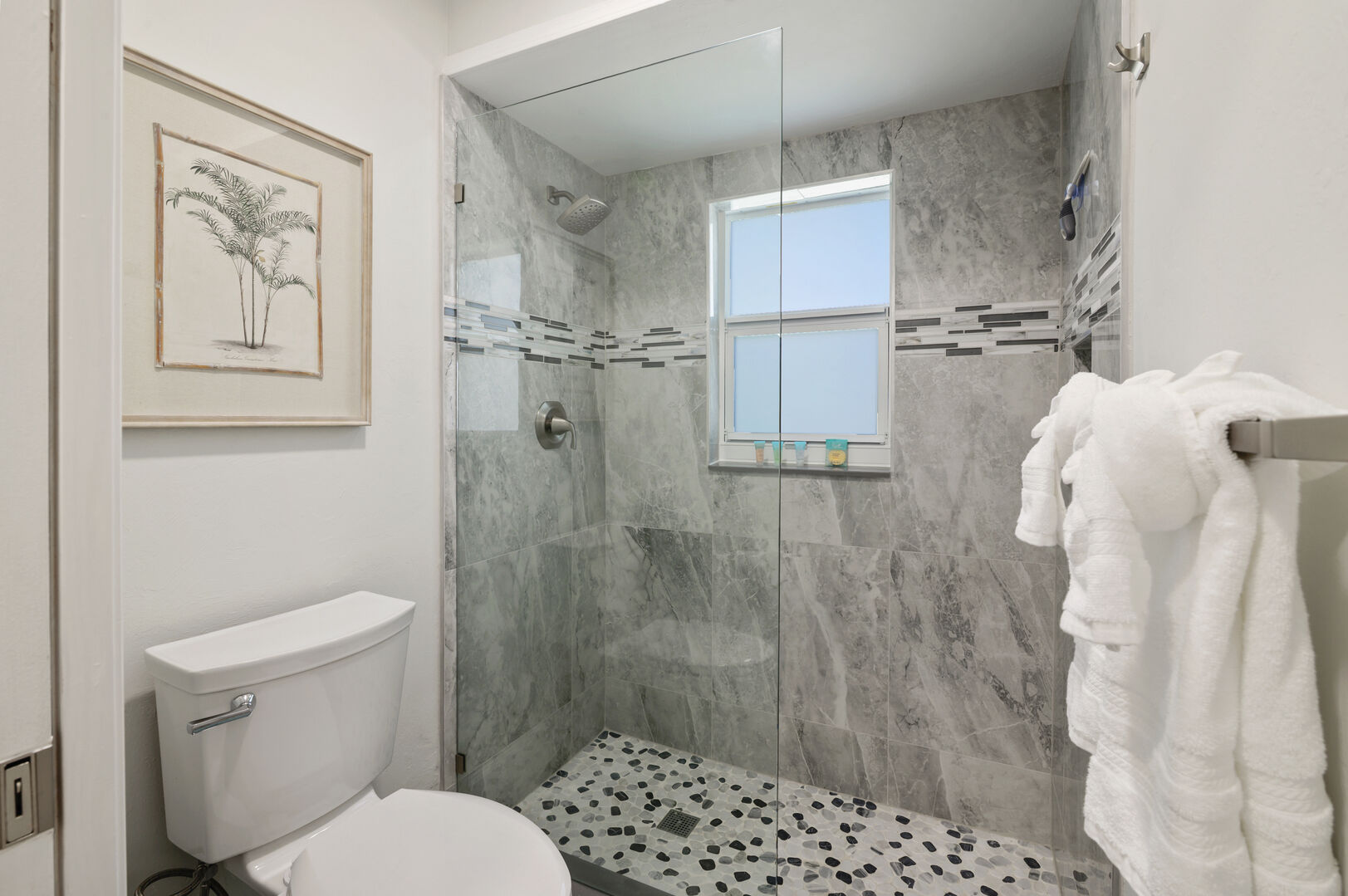 Blick auf den Kanal mit Bootsdock und Bootslift bei Sonnenuntergang.