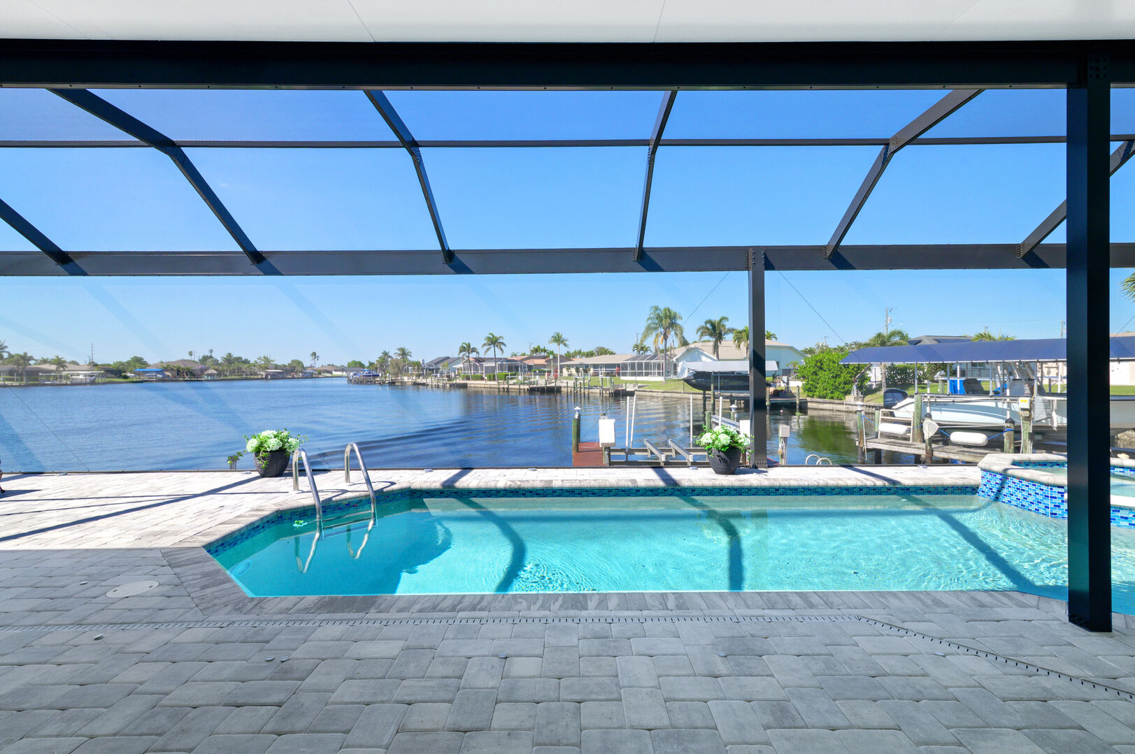Blick auf den Kanal mit Bootsdock und Bootslift bei Sonnenuntergang.