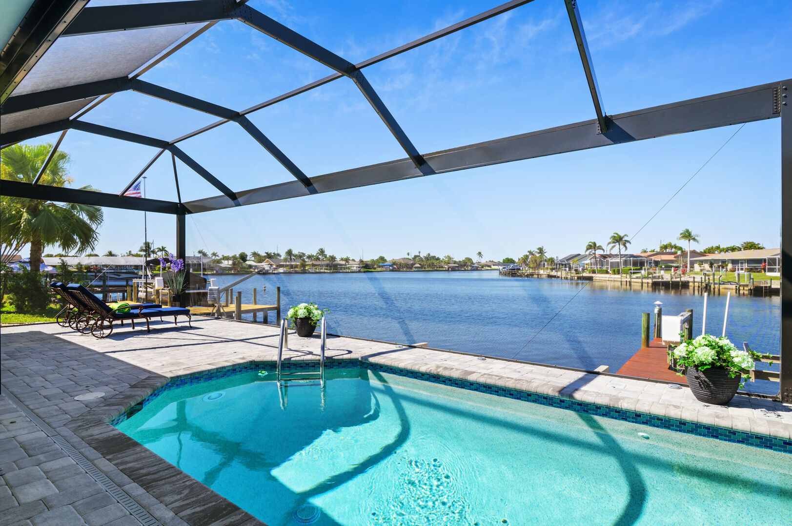 Beheizter Pool und Spa auf der Lanai mit Blick auf den Kanal.