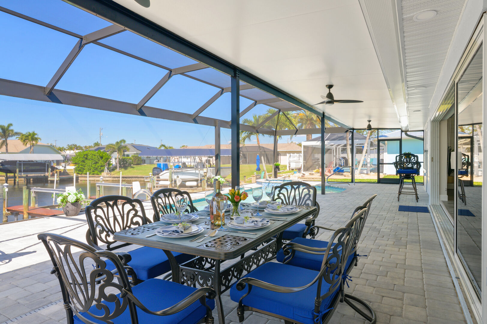 Beheizter Pool und Spa auf der Lanai mit Blick auf den Kanal.