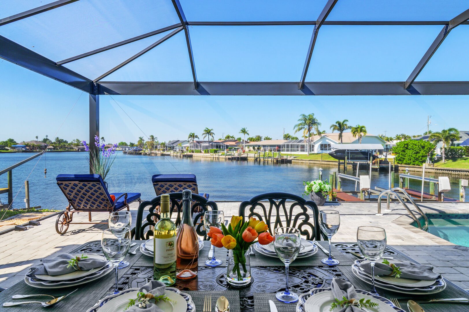 Beheizter Pool mit Spa auf der Lanai am Kanal.