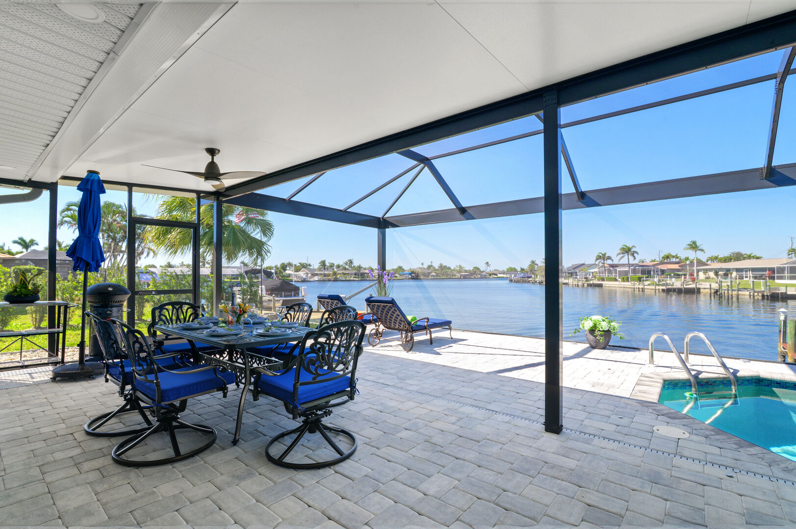 Blick auf den Kanal mit Bootsdock und Bootslift bei Sonnenuntergang.