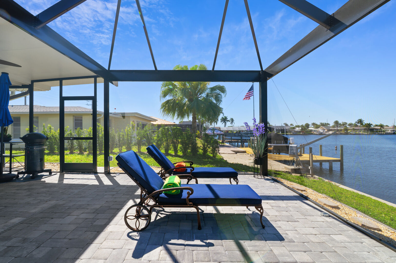 Beheizter Pool und Spa auf der Lanai mit Blick auf den Kanal.