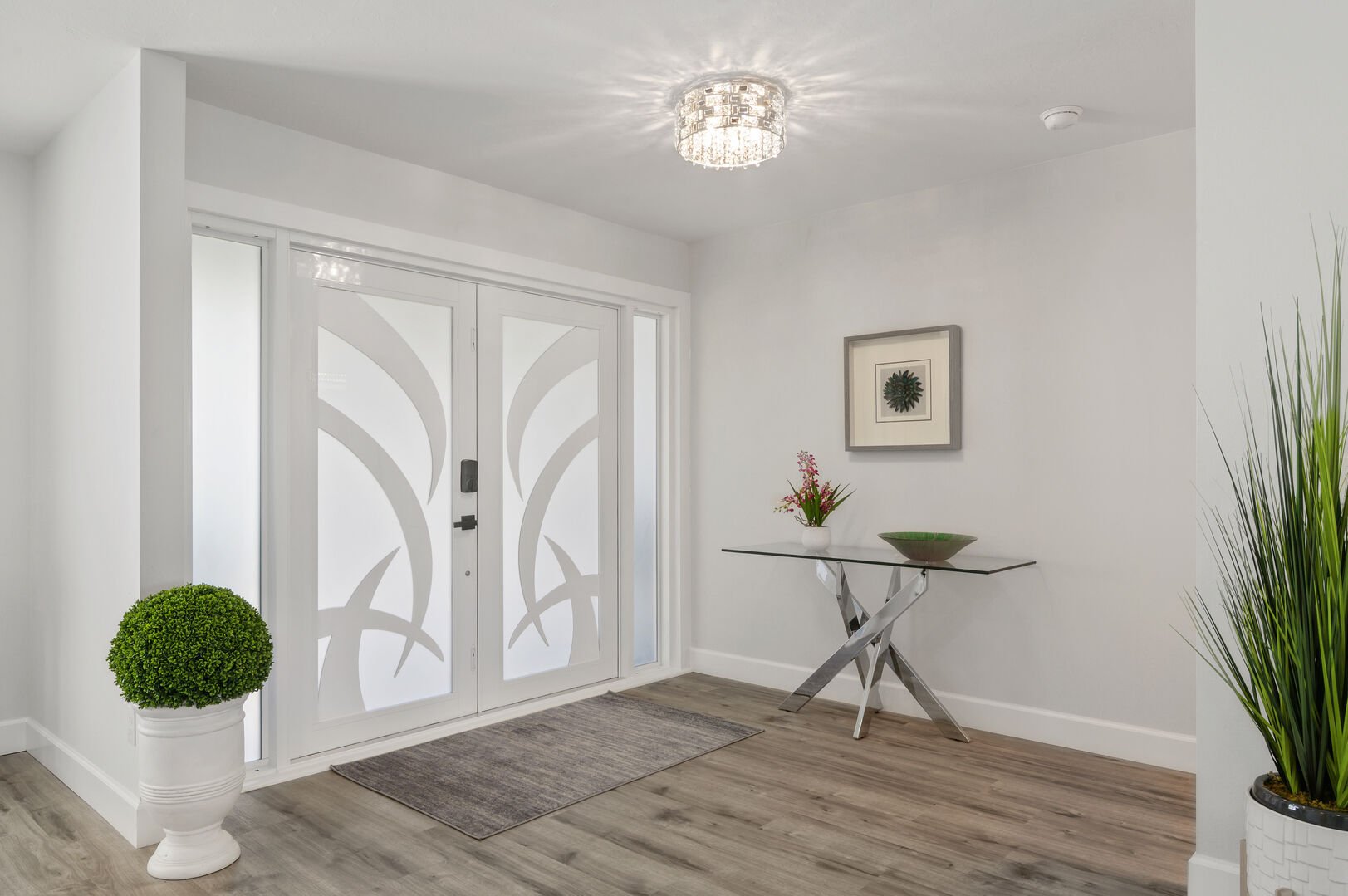 Blick auf den Kanal mit Bootsdock und Bootslift bei Sonnenuntergang.