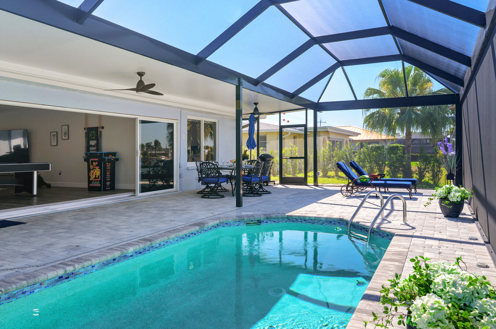Blick auf den Kanal mit Bootsdock und Bootslift bei Sonnenuntergang.
