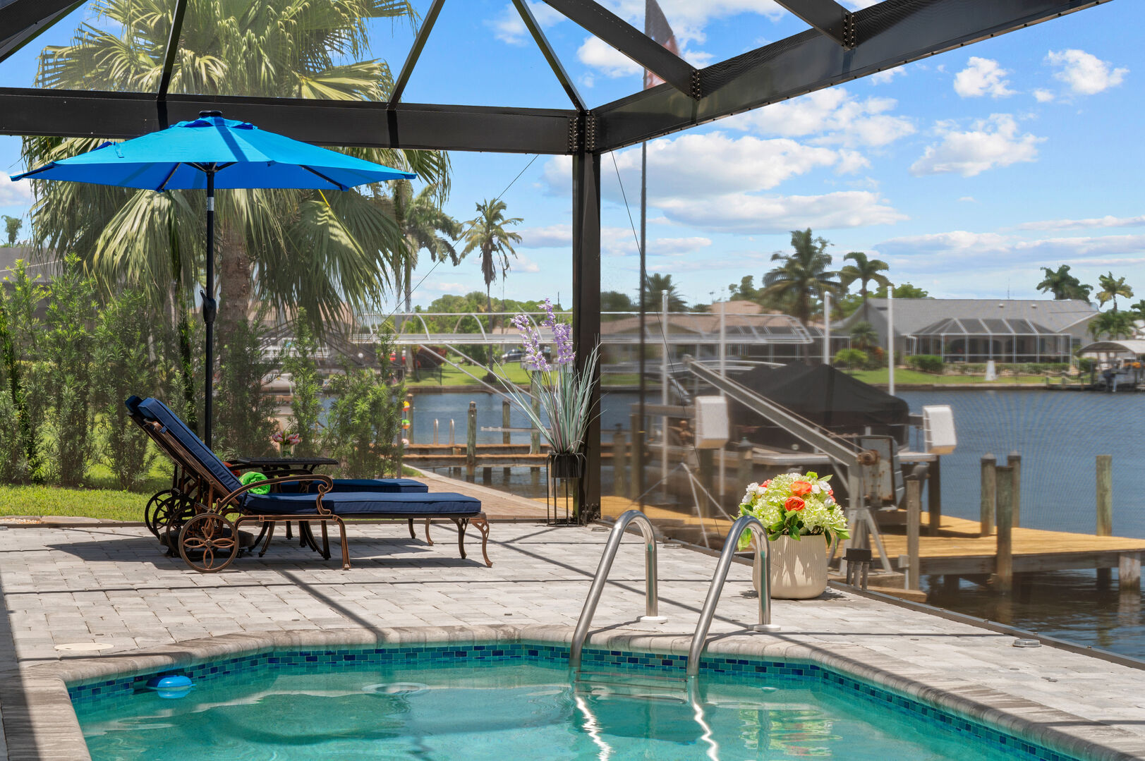 Blick auf den Kanal mit Bootsdock und Bootslift bei Sonnenuntergang.