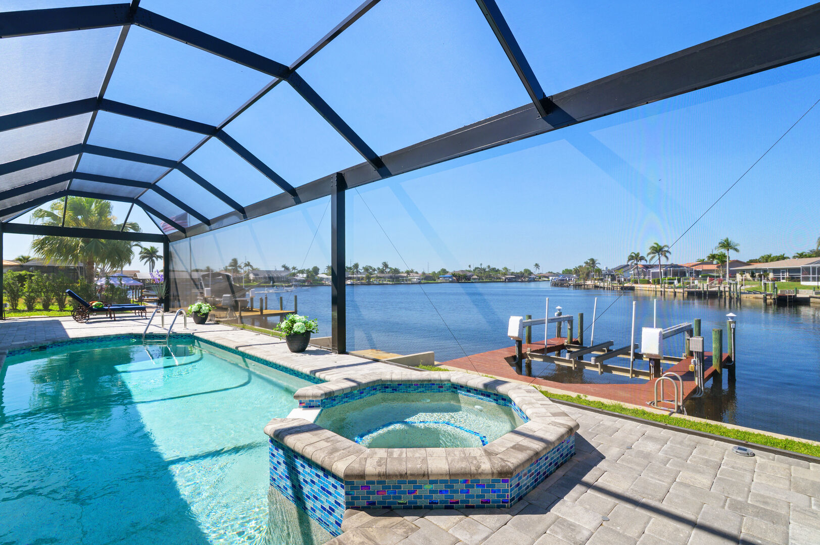 Sonnenuntergang über dem Kanal mit Bootsdock und Lift.