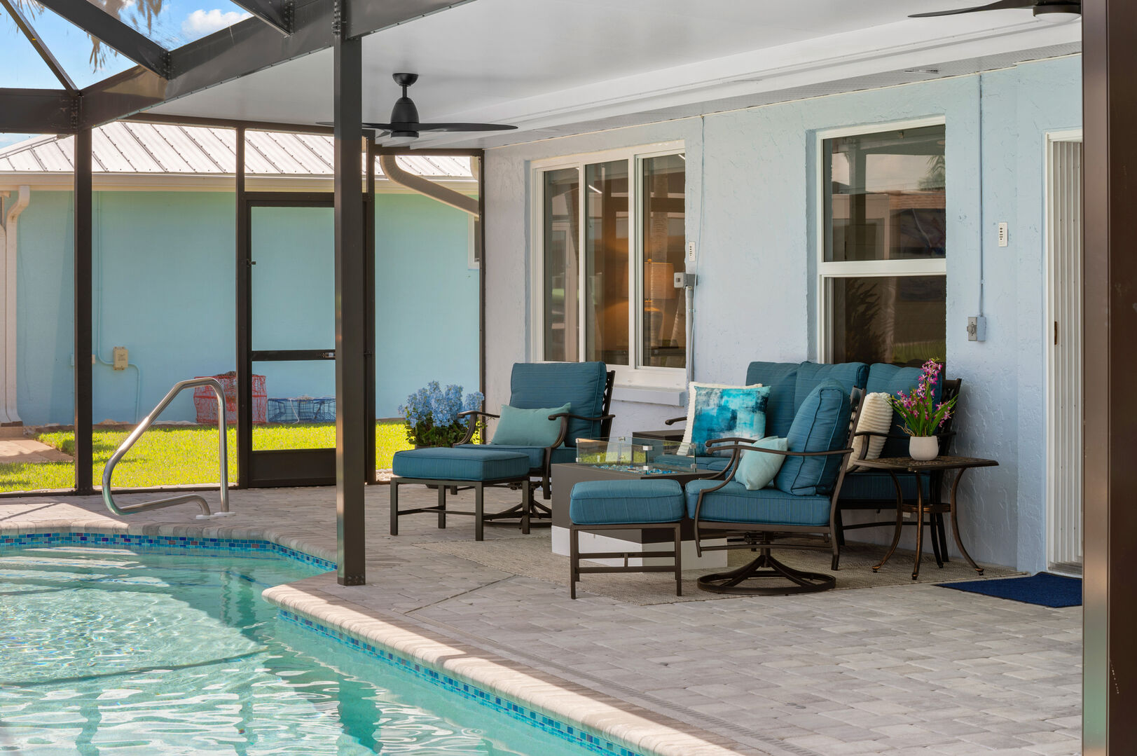 Beheizter Pool und Spa auf der Lanai mit Blick auf den Kanal.